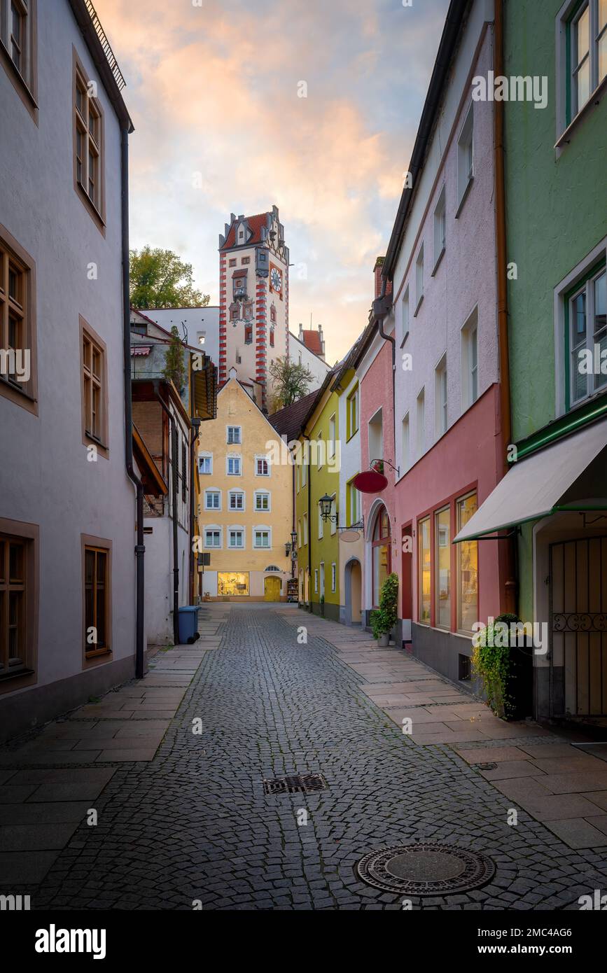 Case colorate nel centro storico di Fussen (Altstadt) con Castello alto (Hohes Schloss) - Fussen, Baviera, Germania Foto Stock