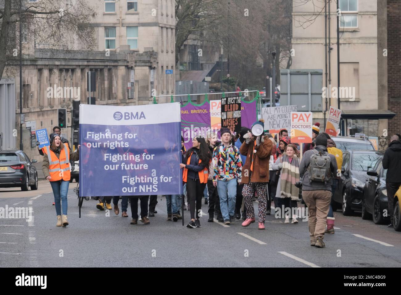 Bristol, Regno Unito. 21st Jan, 2023. Il Protect il gruppo NHS e i medici junior tengono un rally nel centro di Bristol per mostrare sostegno per l'NHS ed esprimere preoccupazione per la direzione che il governo sta prendendo il servizio sanitario. Credit: JMF News/Alamy Live News Foto Stock