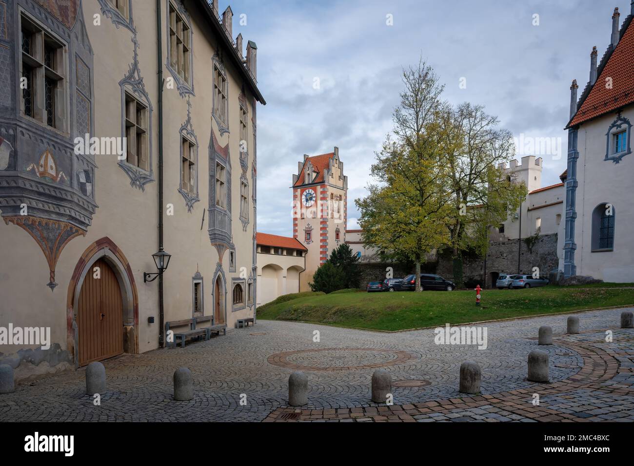 Castello alto di Fussen (Hohes Schloss) cortile e Torre della porta (Torturm) - Fussen, Baviera, Germania Foto Stock