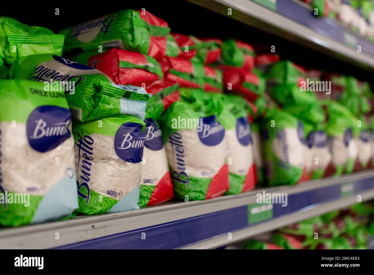 Chisinau, Moldova - 14 ottobre 2022: Confezioni di riso a grani lunghi marca Bunetto sugli scaffali di un ipermercato Metro Cash Carry. Imballaggi in lievitare in uno Stor Foto Stock