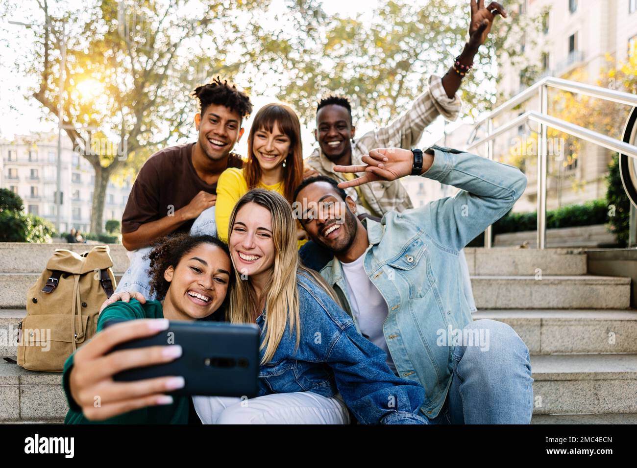 Multirazziale giovane gruppo di amici studenti che prendono selfie con telefono all'aperto Foto Stock