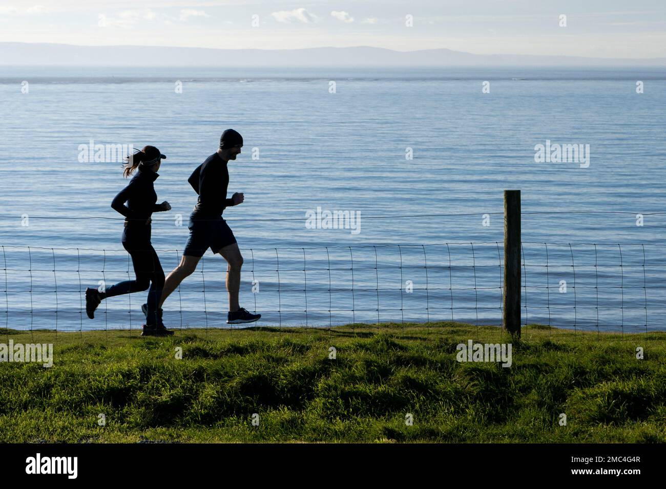 Una coppia corre lungo la Glamorgan Heritage Coast a Dunraven Bay, Southerndown, vale of Glamorgan, Galles il 20th gennaio 2023. Foto Stock