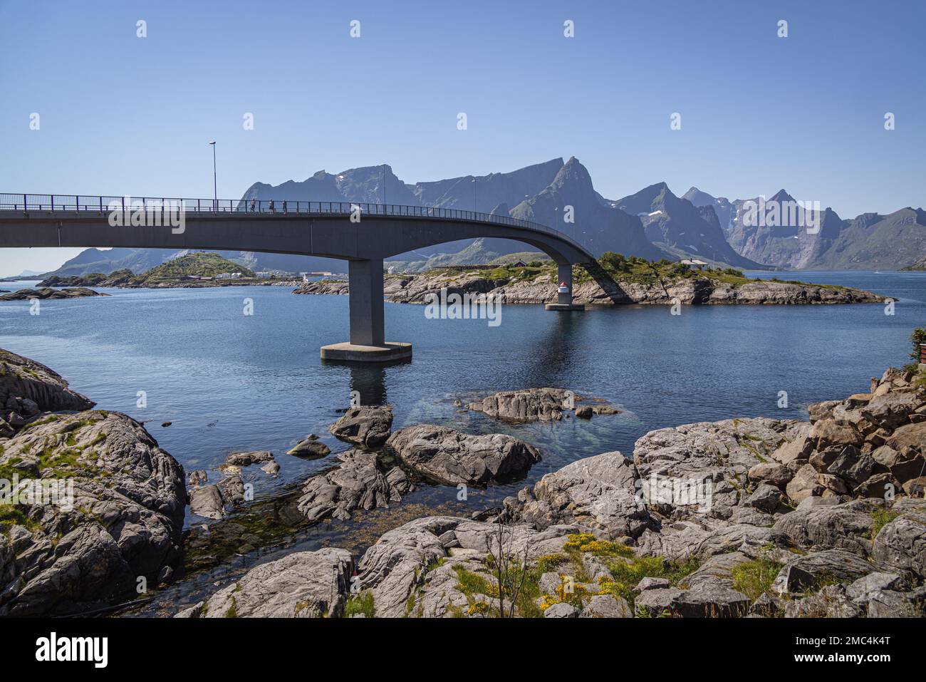 Ponte e fiordo di Hamnoy, Hamnoya, Moskenesøya, Isole Lofoten, Nordland, Norvegia Foto Stock