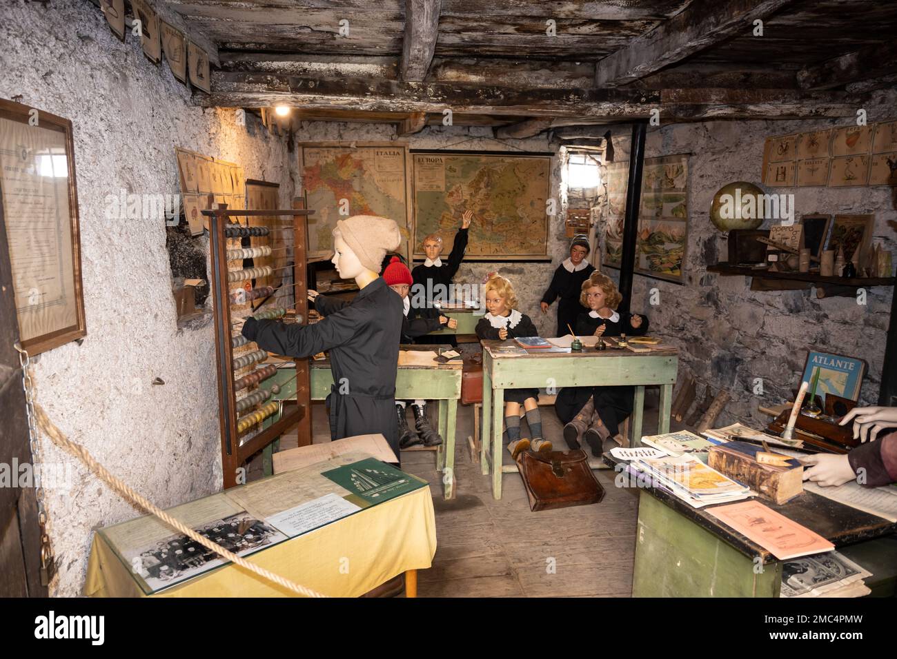 Pentema, Italia, Dicembre 2022 il caratteristico presepe costruito nell'antico borgo ligure in provincia di Genova con legno a grandezza naturale Foto Stock