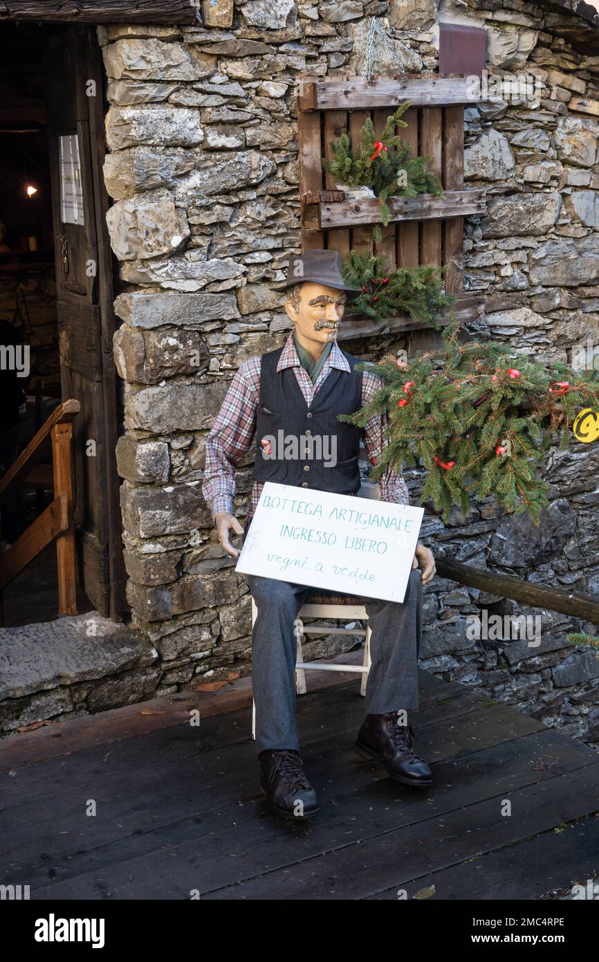 Pentema, Italia, Dicembre 2022 il caratteristico presepe costruito nell'antico borgo ligure in provincia di Genova con legno a grandezza naturale Foto Stock