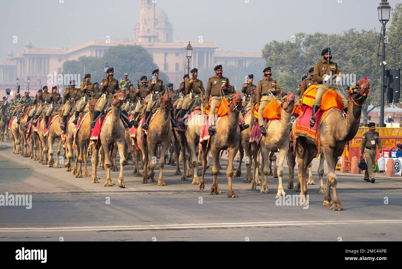 BSF (Border Security Force) contingente di cammelli, marciando durante la prova del giorno della Repubblica India 2023 a Nuova Delhi Foto Stock