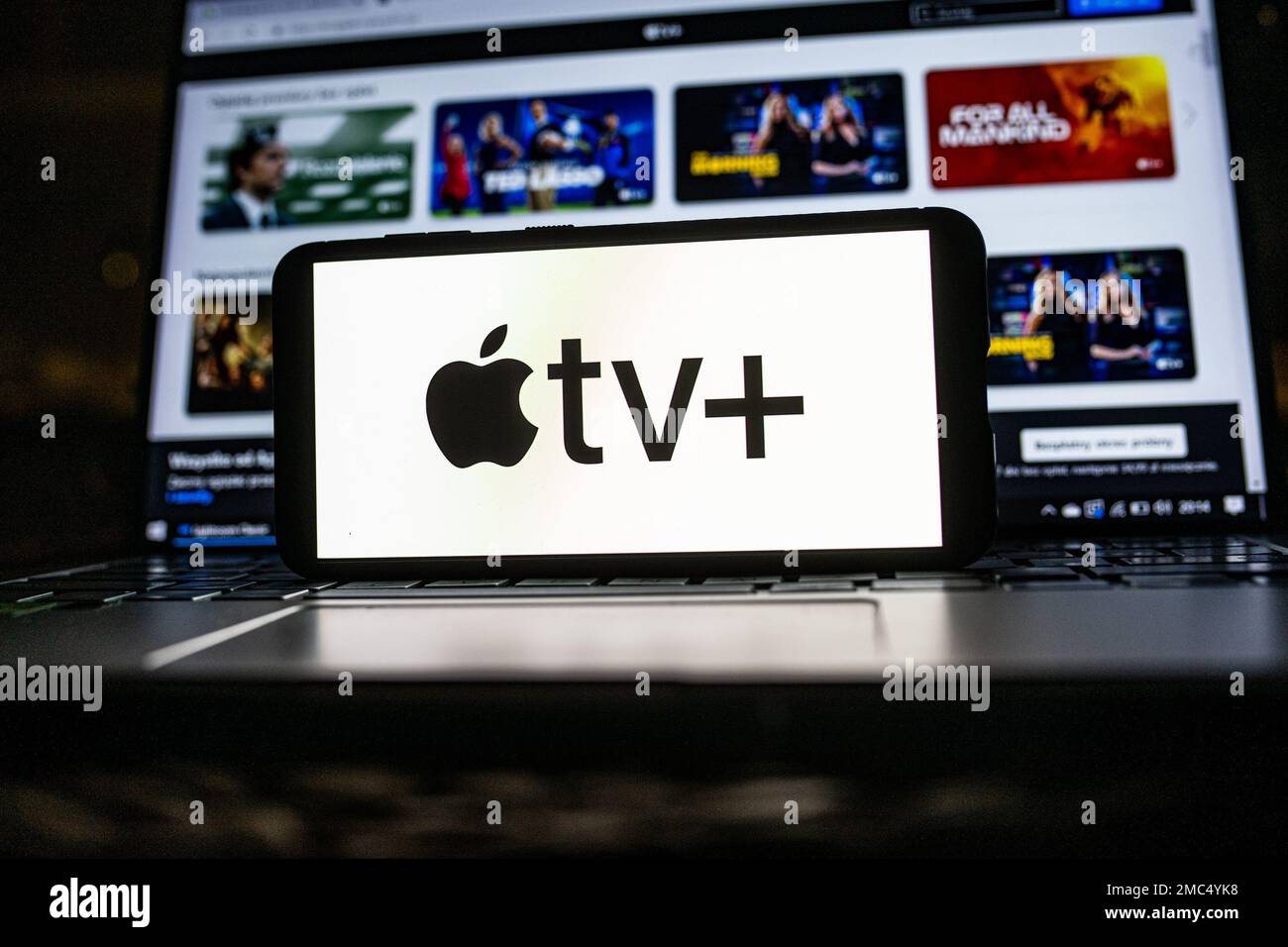 In questa immagine viene visualizzato un logo Apple TV+ sullo smartphone. (Foto di Mateusz Slodkowski / SOPA Images/Sipa USA) Foto Stock