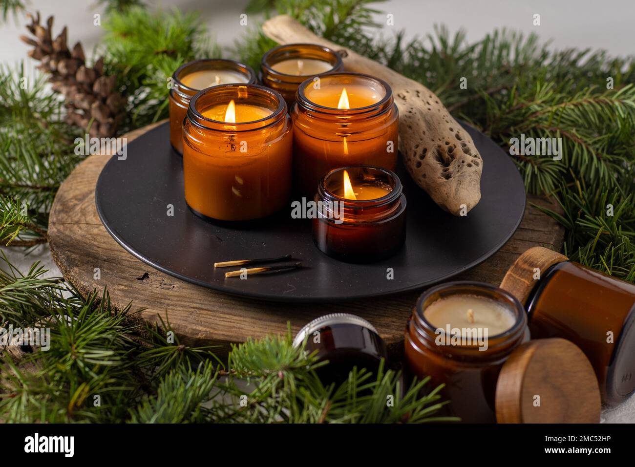 Le candele di soia bruciano in vasi di vetro. Comfort a casa