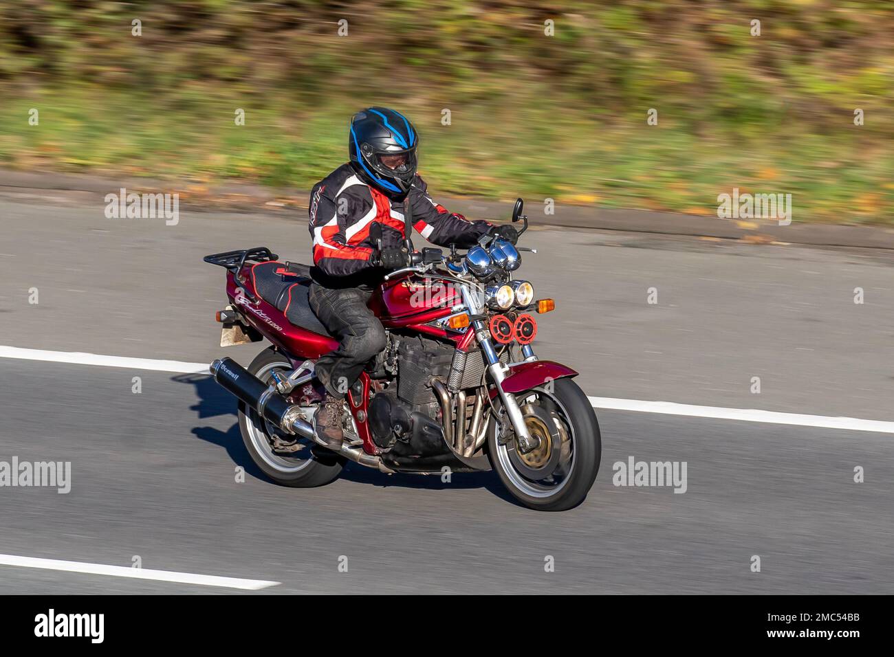 2005 Red SUZUKI BANDIT GSF N1200; viaggiando sull'autostrada M61, Regno Unito Foto Stock