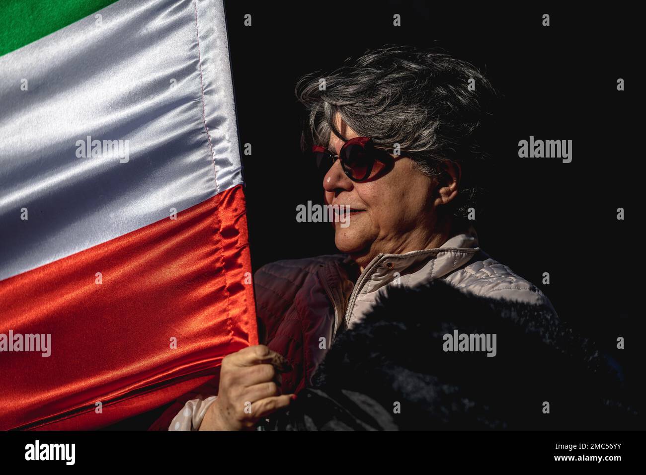 Barcellona, Spagna. 21st Jan, 2023. Un attivista che detiene una bandiera iraniana, durante una manifestazione di solidarietà con le proteste in Iran che sono scoppiate dopo la morte di Masha Aminy, 22 anni, in custodia della cosiddetta polizia morale. Credit: Matthias Oesterle/Alamy Live News Foto Stock