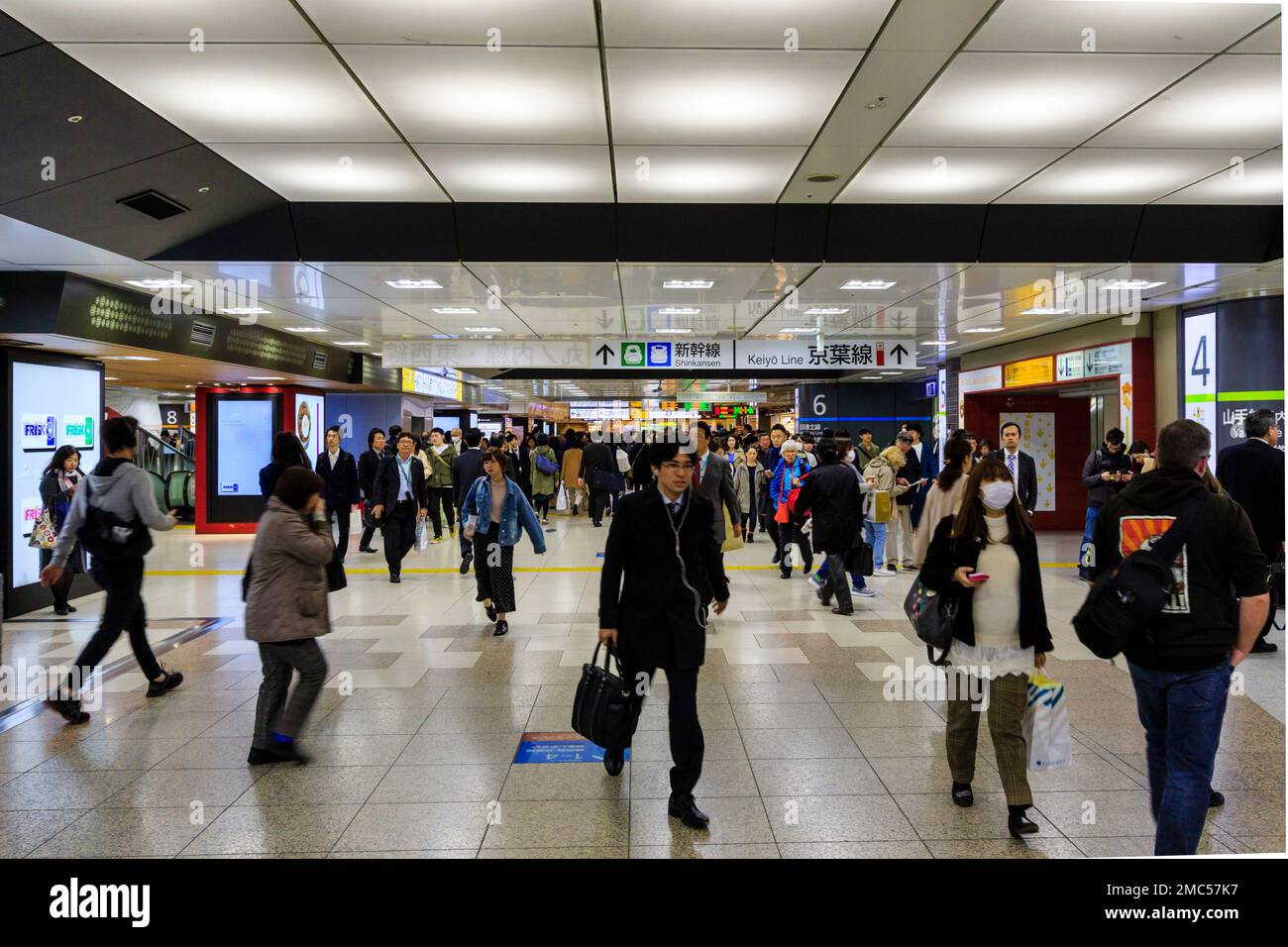 All'interno della stazione di Tokyo, concourse affollata da pendolari che camminano fino alle porte dello shinkansen e al binario 4 per il loop, la linea Yamanote. Foto Stock