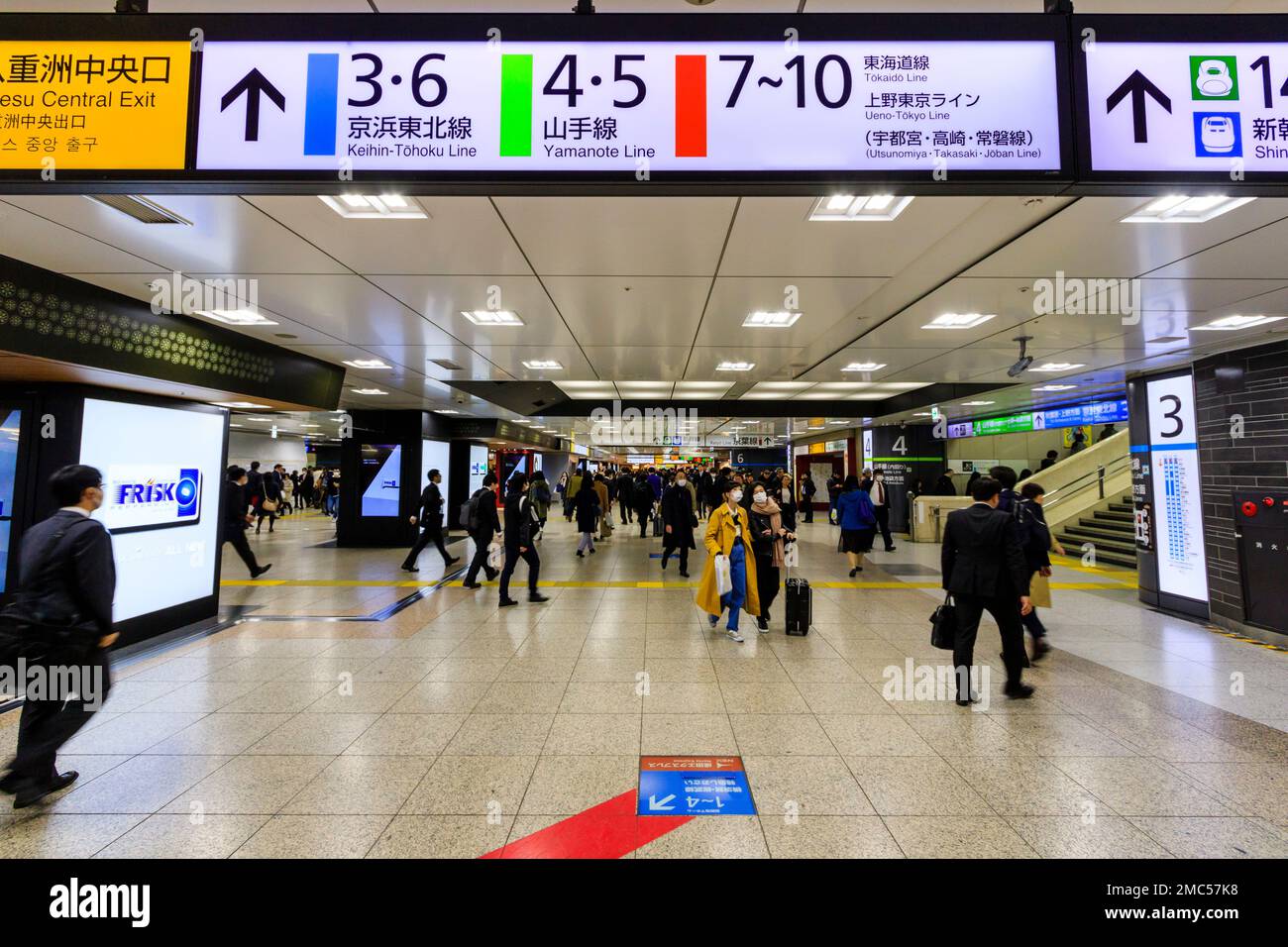 All'interno della stazione di Tokyo, con un cartello a soffitto per l'uscita centrale, e le piattaforme 3-10 per la linea Keihin-Tohoku e Yamanote (loop). Foto Stock