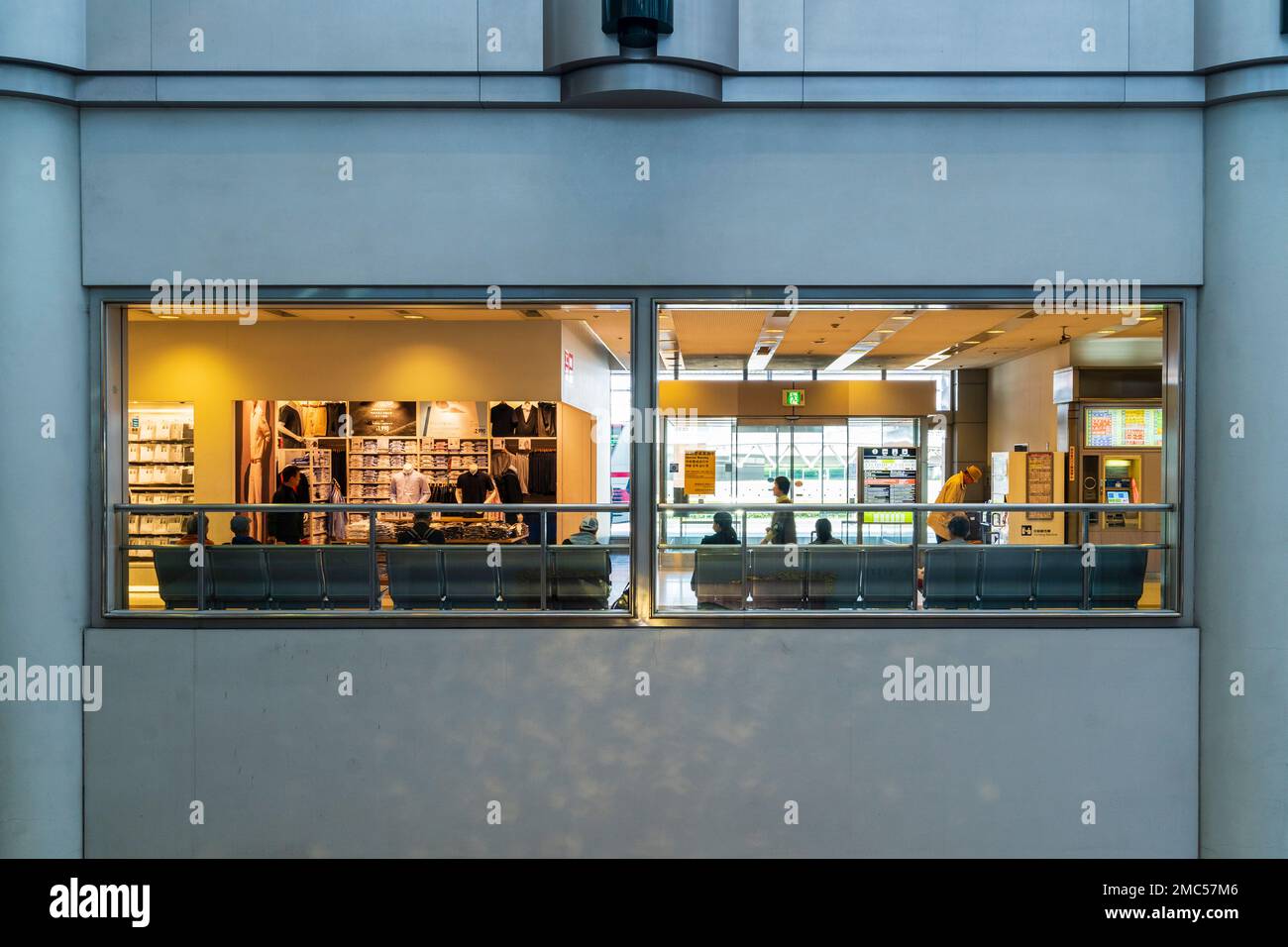 Tokyo Haneda international airport. Un terminale interno. Uni Qio di moda negozio di abbigliamento e l'ingresso uscita per i servizi di autobus e fermate. Foto Stock