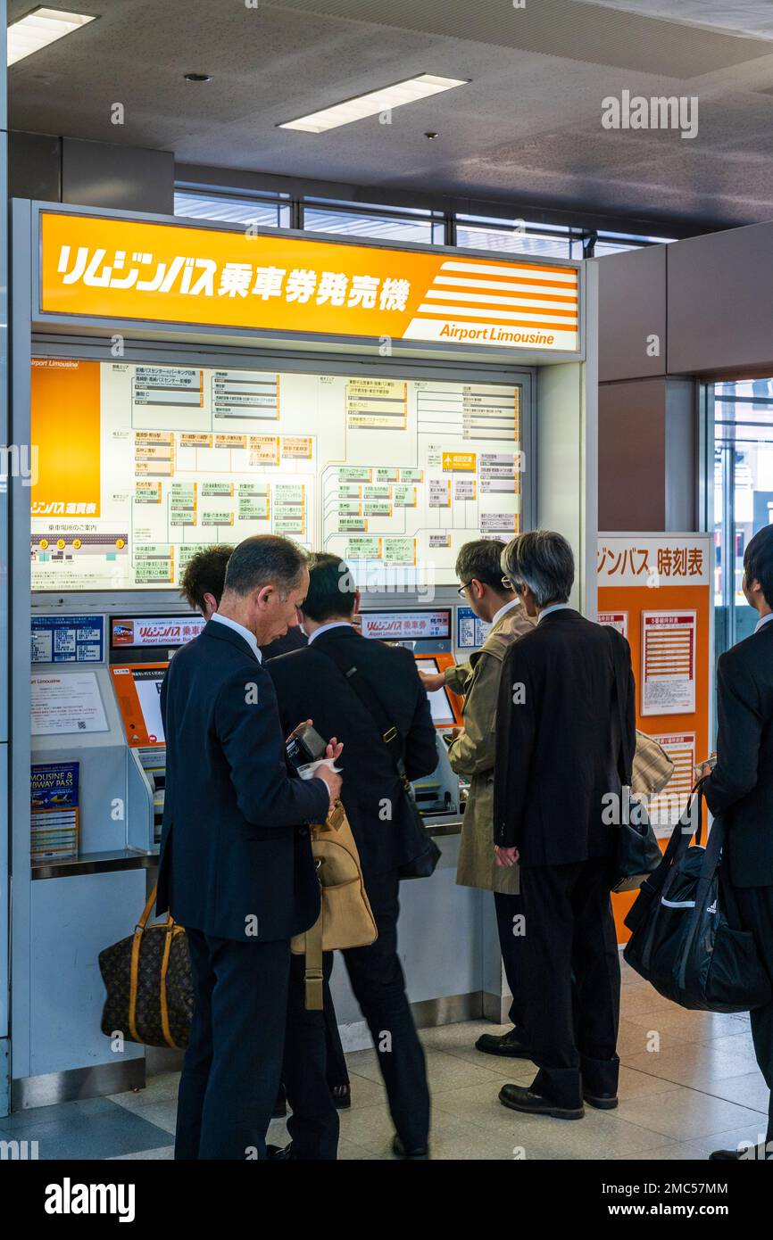 Aeroporto internazionale Haneda di Tokyo. Terminale uno interno. Salaristi giapponesi che utilizzano la biglietteria della limousine aeroportuale per acquistare i biglietti. Foto Stock