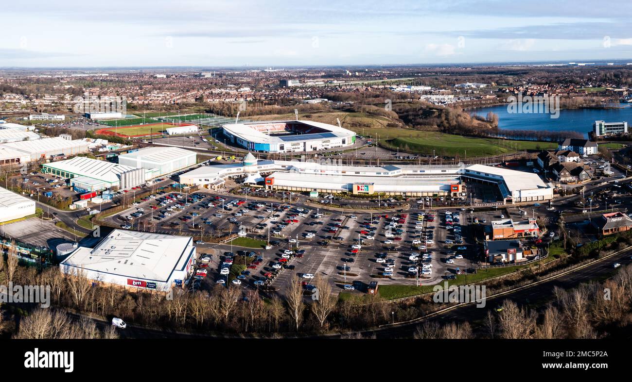 DONCASTER, REGNO UNITO - 20 GENNAIO 2023. Vista aerea del centro commerciale Lakeside Village e dello stadio Doncaster Rovers Football Club Eco Power Foto Stock