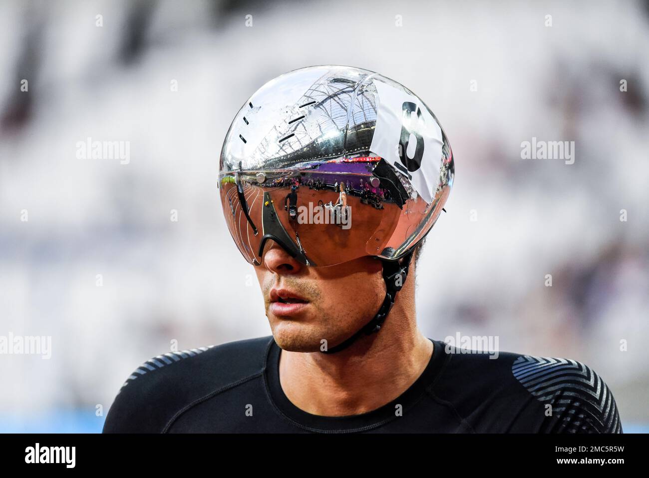 Marcel Hug, atleta su sedia a rotelle che gareggia nel Campionato Mondiale di Para Athletics 2017 a Londra. Casco lucidato che riflette lo stadio olimpico Foto Stock