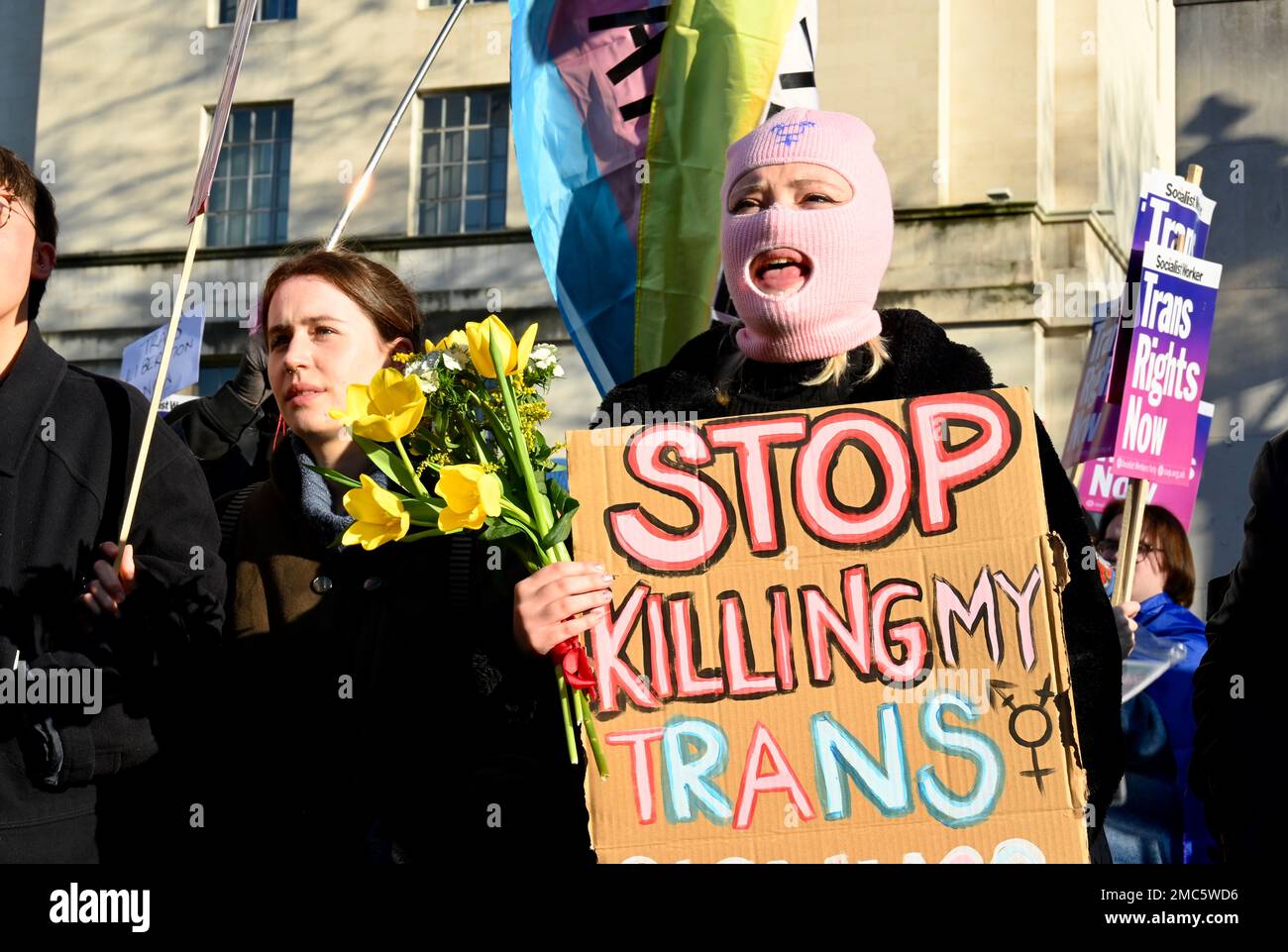 Londra, Regno Unito. Gli attivisti trans protestano di fronte a Downing Street contro il blocco da parte del primo ministro Rishi Sunak del disegno di legge scozzese sulla riforma del genere. Credit: michael melia/Alamy Live News Foto Stock