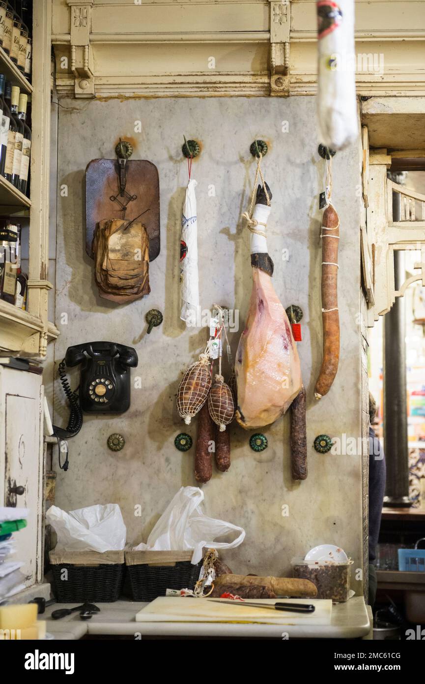 Prosciutto e telefono vecchio stile al ristorante 'Rinconcillo' di Siviglia. Foto Stock