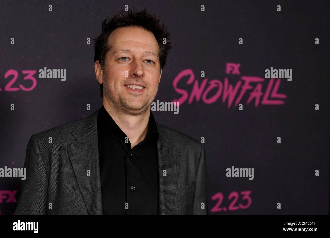Dave Andron, co-creator/showrunner/executive producer/writer of "Snowfall," poses at the season five premiere of the FX series, Thursday, Feb. 17, 2022, at Grandmaster Recorders in Los Angeles. (AP Photo/Chris Pizzello) Foto Stock