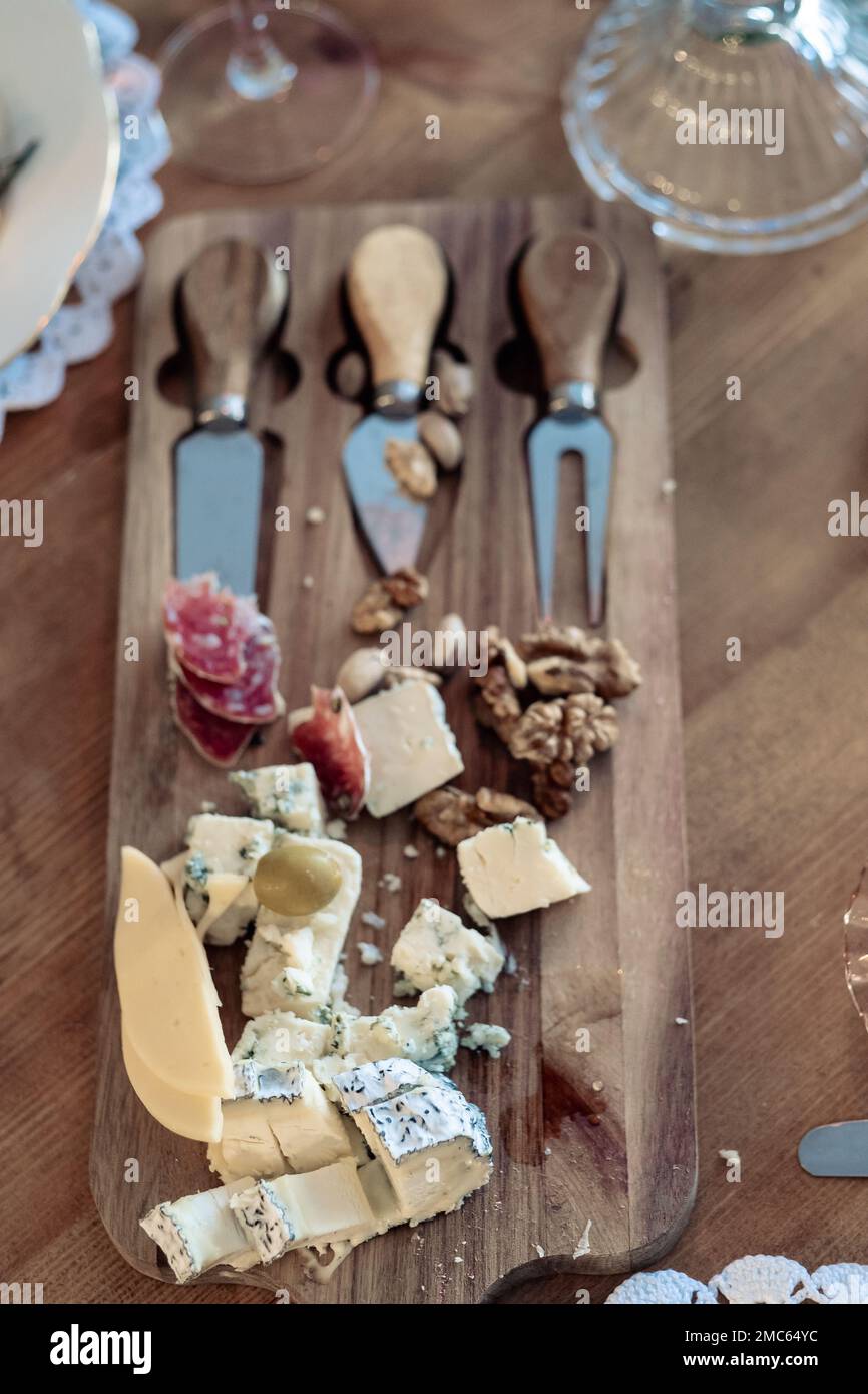 piatto di formaggi di diverse tipologie, con noci e degustazione, vista dall'alto Foto Stock