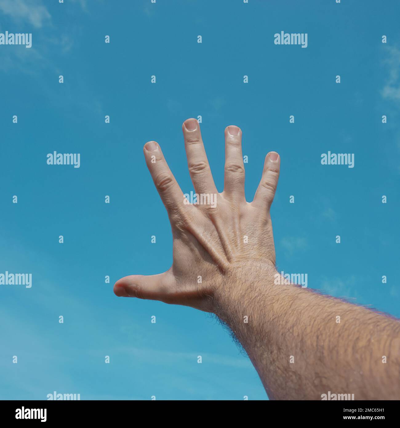 mano in su nell'aria, gesturing nel cielo sensibilità libera Foto Stock