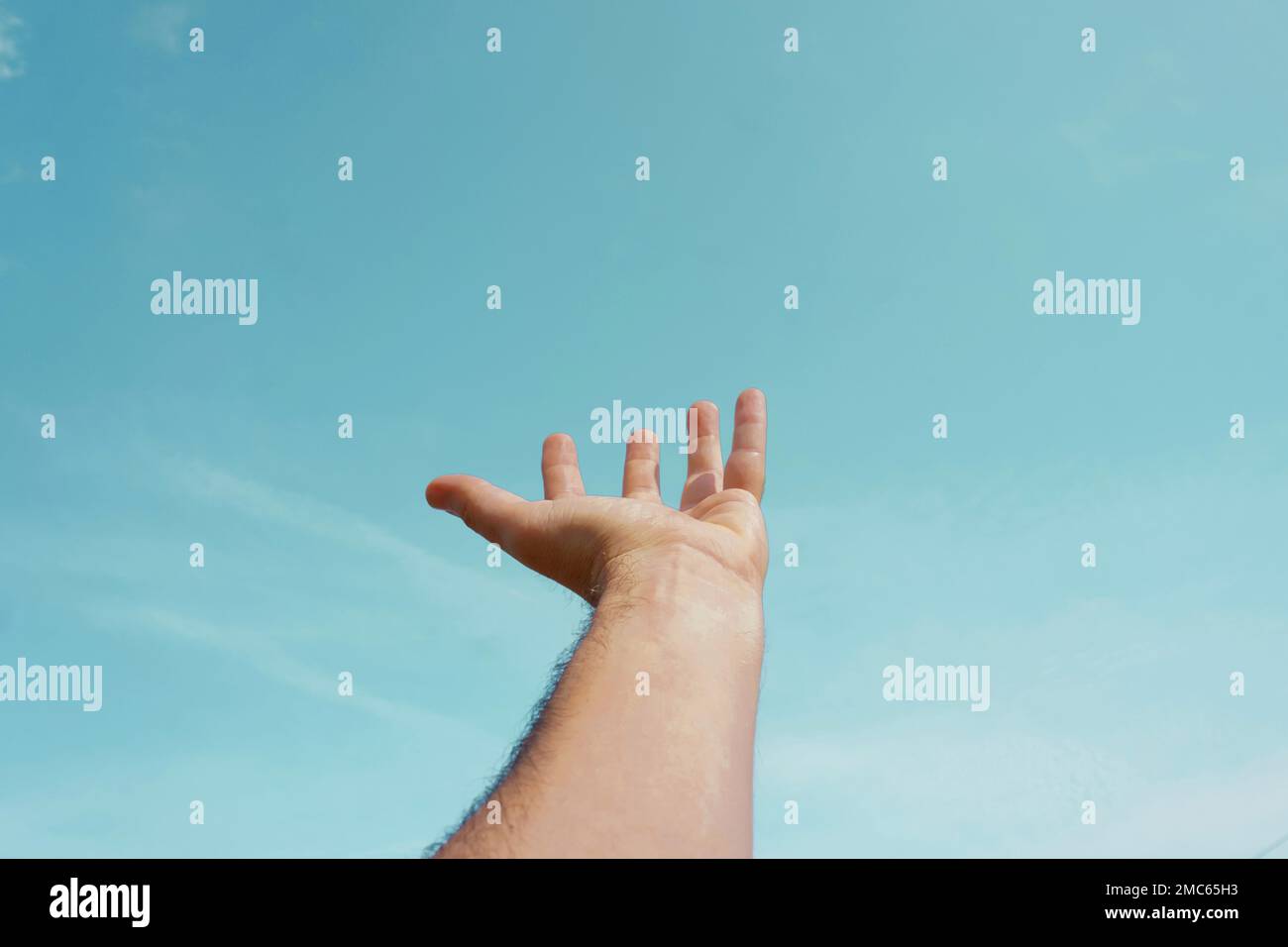 mano in su nell'aria, gesturing nel cielo sensibilità libera Foto Stock
