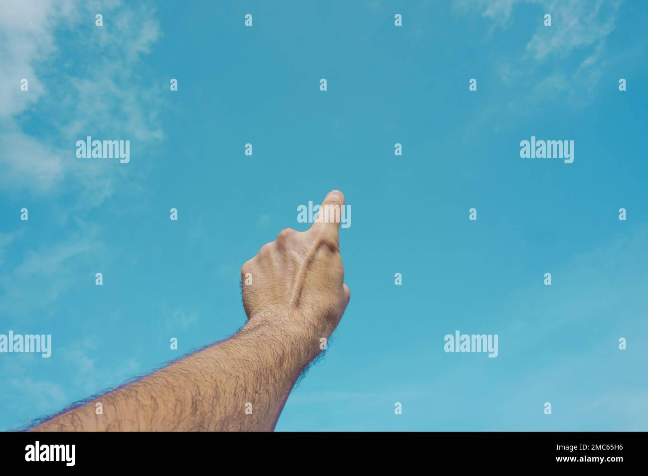 mano in su nell'aria, gesturing nel cielo sensibilità libera Foto Stock