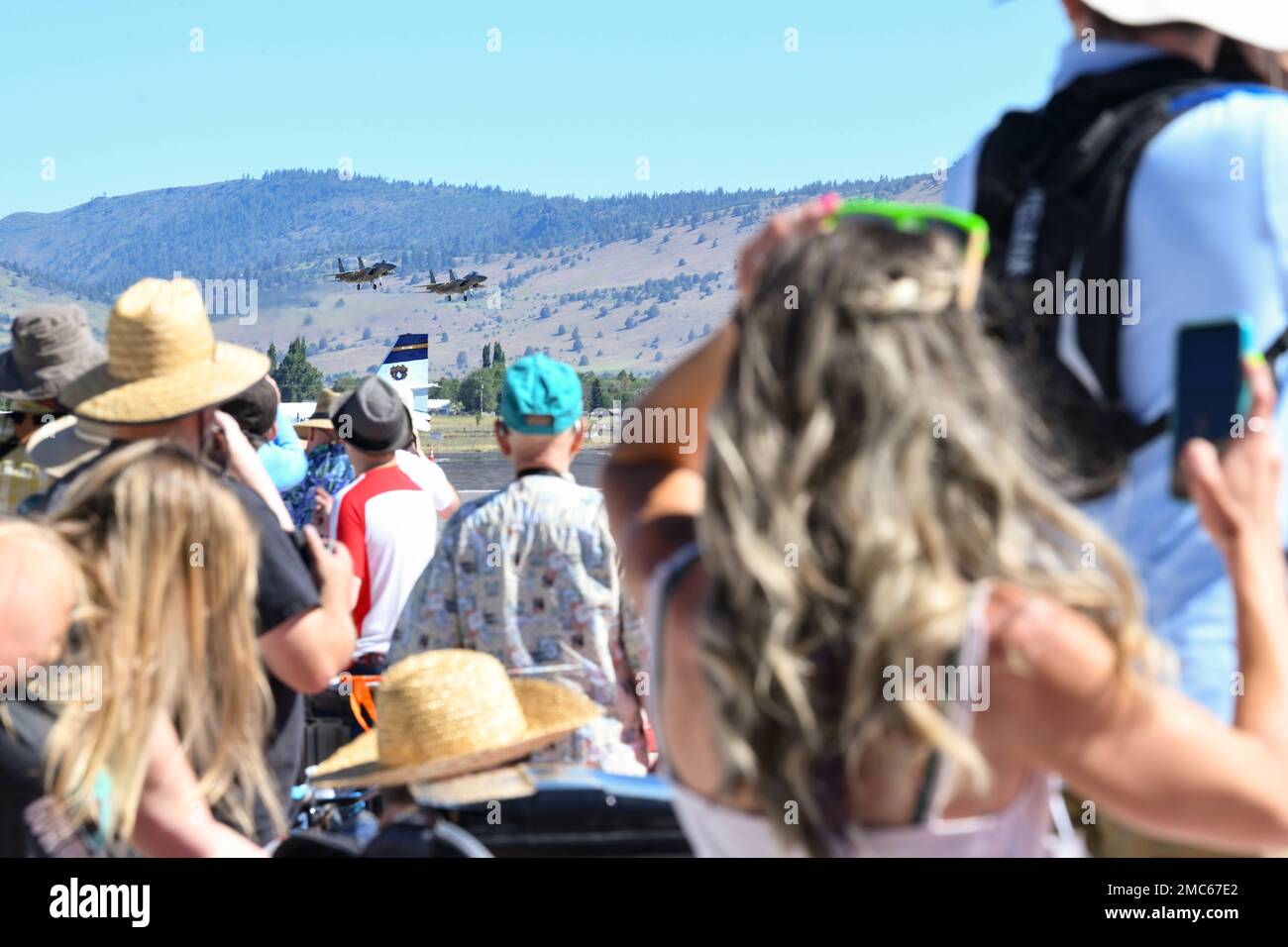 Gli ospiti guardano gli F-15s in arrivo dalla 173rd Fighter Wing, durante la Sentry Eagle Open House, 24 giugno 2022, al Kingsley Field a Klamath Falls, Ore. L'open house ha permesso a Kingsley Field di dare un'occhiata dietro le quinte alla missione di addestramento F-15, nonché a dimostrazioni aeree multiple, velivoli statici da esposizione e reclutamento di eventi. Foto Stock
