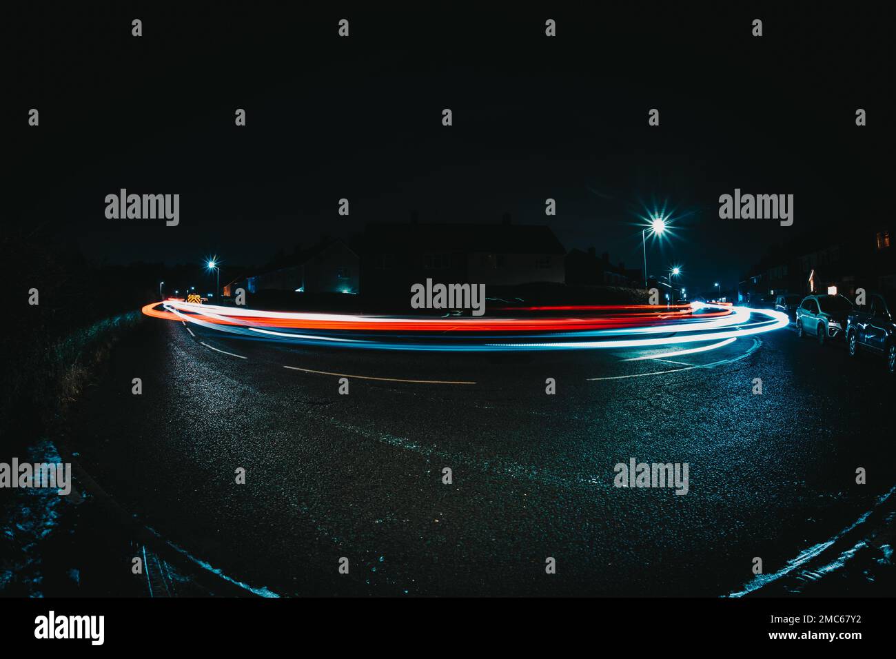 Velocità dell'otturatore ridotta di un veicolo con lenti fisheye. Foto Stock