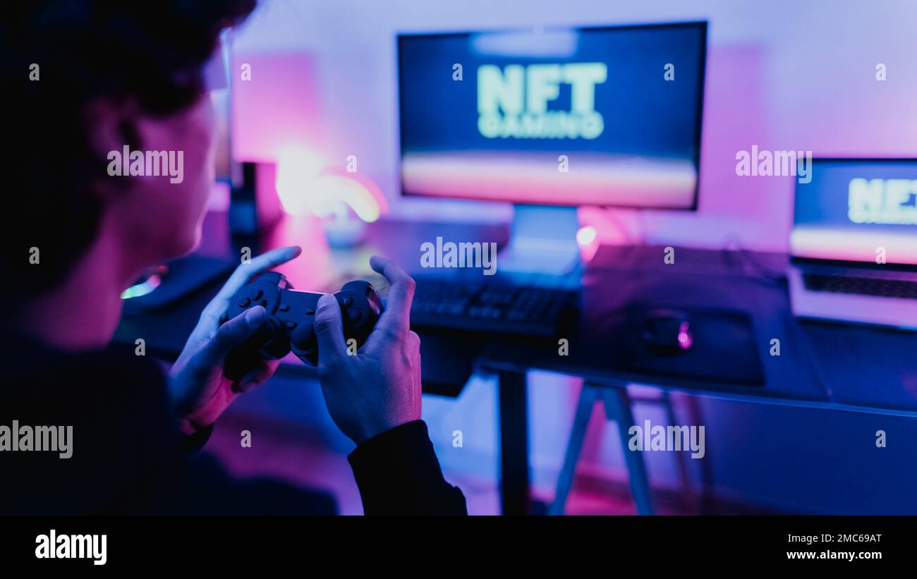 I giovani gamer si divertono a giocare sulla piattaforma di gioco NFT decentralizzata con occhiali per realtà virtuale a casa Foto Stock