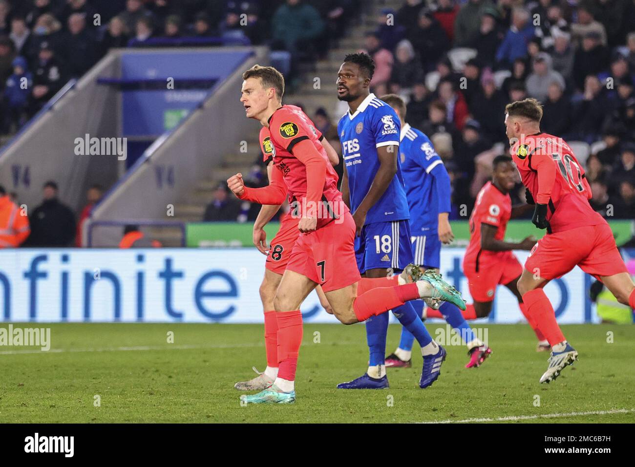 Solly March #7 di Brighton & Hove Albion celebra Evan Ferguson #28 dell'obiettivo di Brighton & Hove Albion di farne il 2-2 durante la partita della Premier League Leicester City vs Brighton e Hove Albion al King Power Stadium di Leicester, Regno Unito, 21st gennaio 2023 (Foto di Mark Cosgrove/News Images) Foto Stock