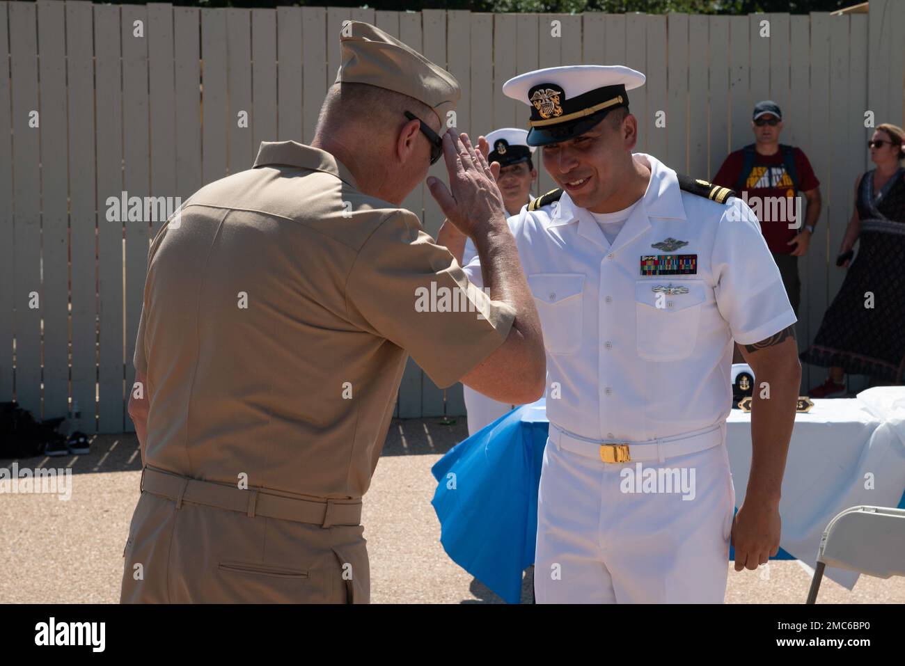 Il tenente j.g. Alexis Sandoval saluta il capo della forza Michael Roberts dopo la sua cerimonia di commissionamento al Thomas Jefferson Memorial di Washington, il 25 giugno 2022. Sandoval è stato arruolato per 13 anni prima della messa in servizio. BUMED,Color Guard,Commissioning,DC,NMRTC,WRNMMC, Foto Stock