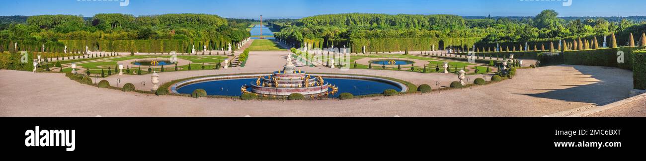 Vista panoramica del Parco di Versailles - il Bacino di Latona con il Canal Grande sullo sfondo sotto il sole estivo, Versailles, Francia Foto Stock