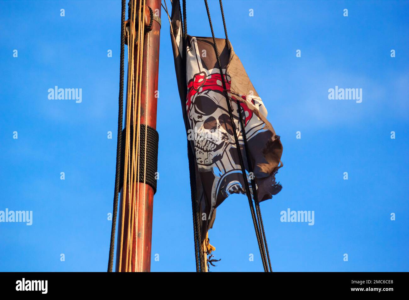 BANDIERA PIRATA CON BANDANA ROSSO 90x60cm - BANDIERA DEI PIRATI – TESCHIO 60 x 9