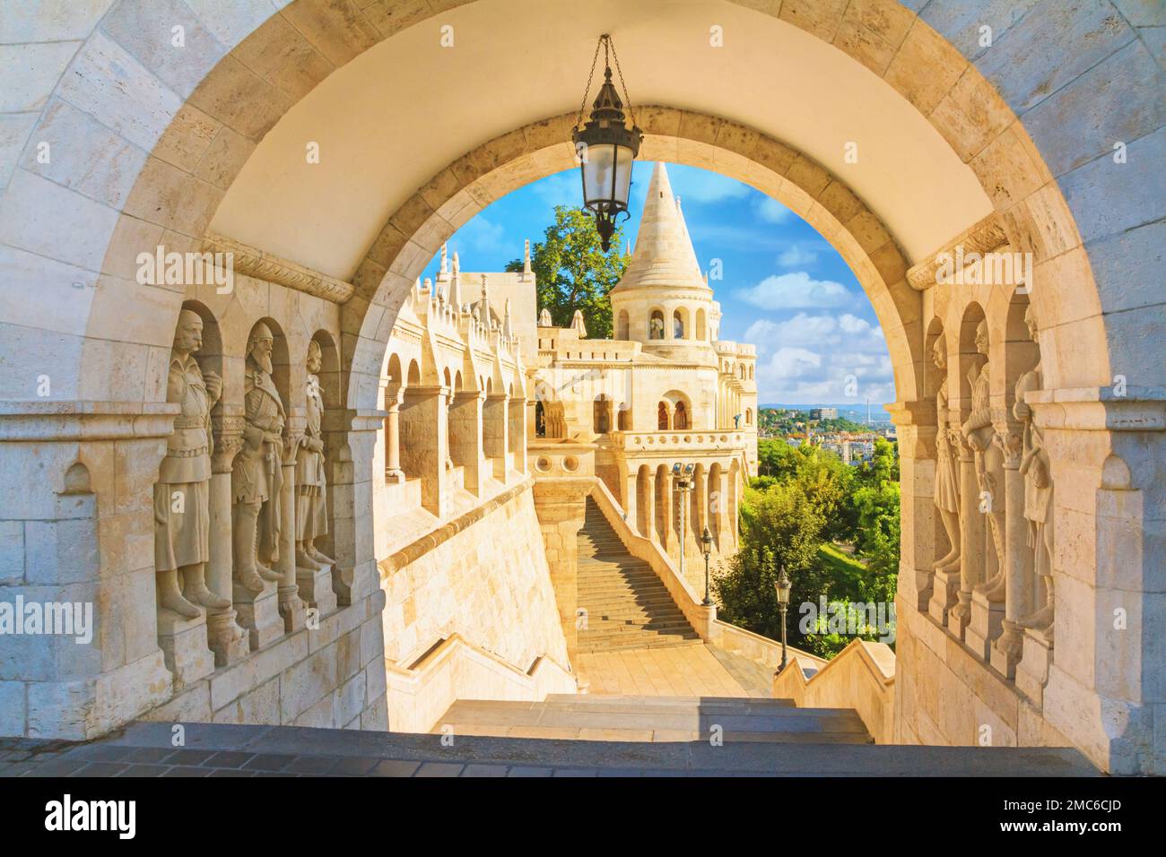 Vista sul Bastione del Pescatore. Galleria dell'arco e statue guerrieri dell'epoca Arpad con scala. Popolare attrazione turistica a Budapest, Ungheria Foto Stock