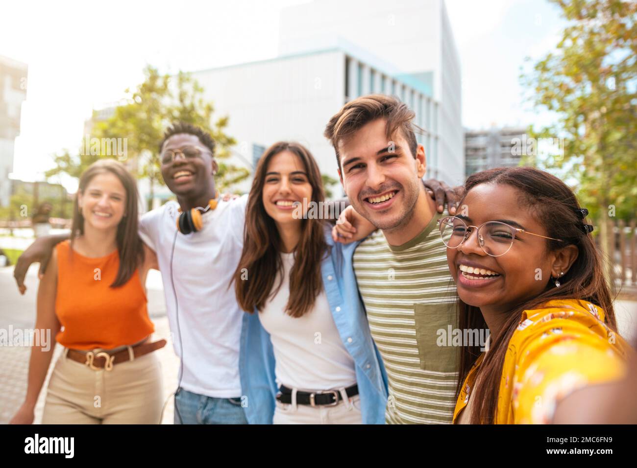 Gruppo multirazziale di amici che fanno un selfie con telefono all'università - amicizia, felicità e concetto gioioso Foto Stock