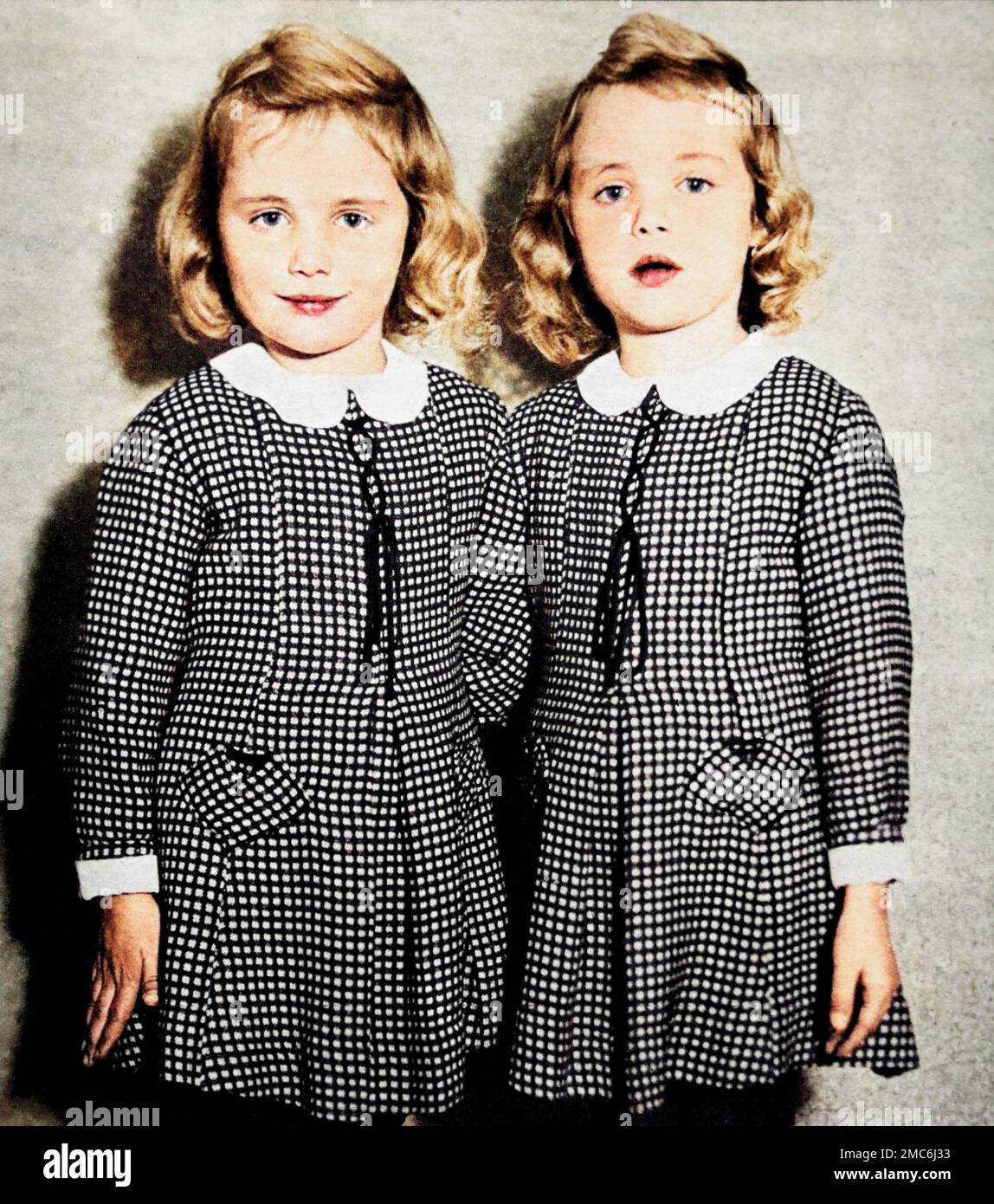 1941 , LEIPSING , Sassonia , GERMANIA : i gemelli tedeschi ALICE (a sinistra) ed ELLEN KESSLER ( Die Kessler-Zwillinge , nato a Nerchau, Germania , 20 agosto 1936 ) famosi ballerini , cantanti e attrice della televisione italiana. In questa foto le suore hanno 5 anni . I loro genitori , l'ingegnere PAUL KESSLER e la madre ELSA , li mandarono in lezioni di balletto all'età di sei anni, e si unirono al programma di balletto per bambini dell'Opera di Lipsia all'età di 5 anni. Quando avevano 18 anni, i loro genitori usavano un visto per i visitatori per fuggire nella Germania occidentale, dove si esibivano al Palladium di Düsseldorf. Sconosciuto Foto Stock