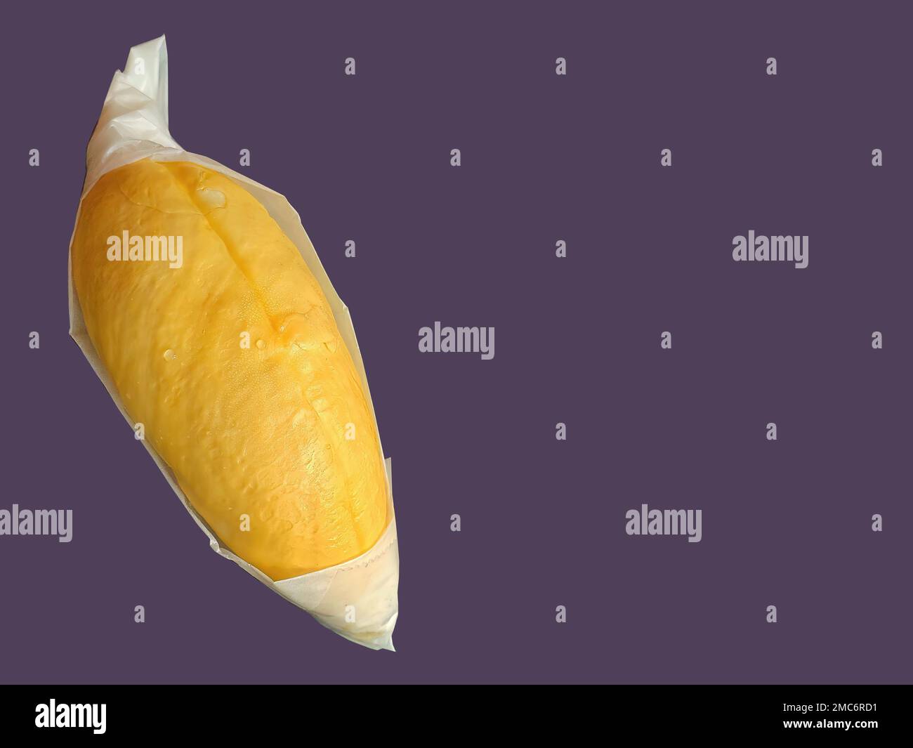 Una carne Durian di colore giallo dorato avvolta in carta bianca, re di frutta, forma e forma naturali, sfondo bianco, isolato, spazio copia con ritaglio Foto Stock