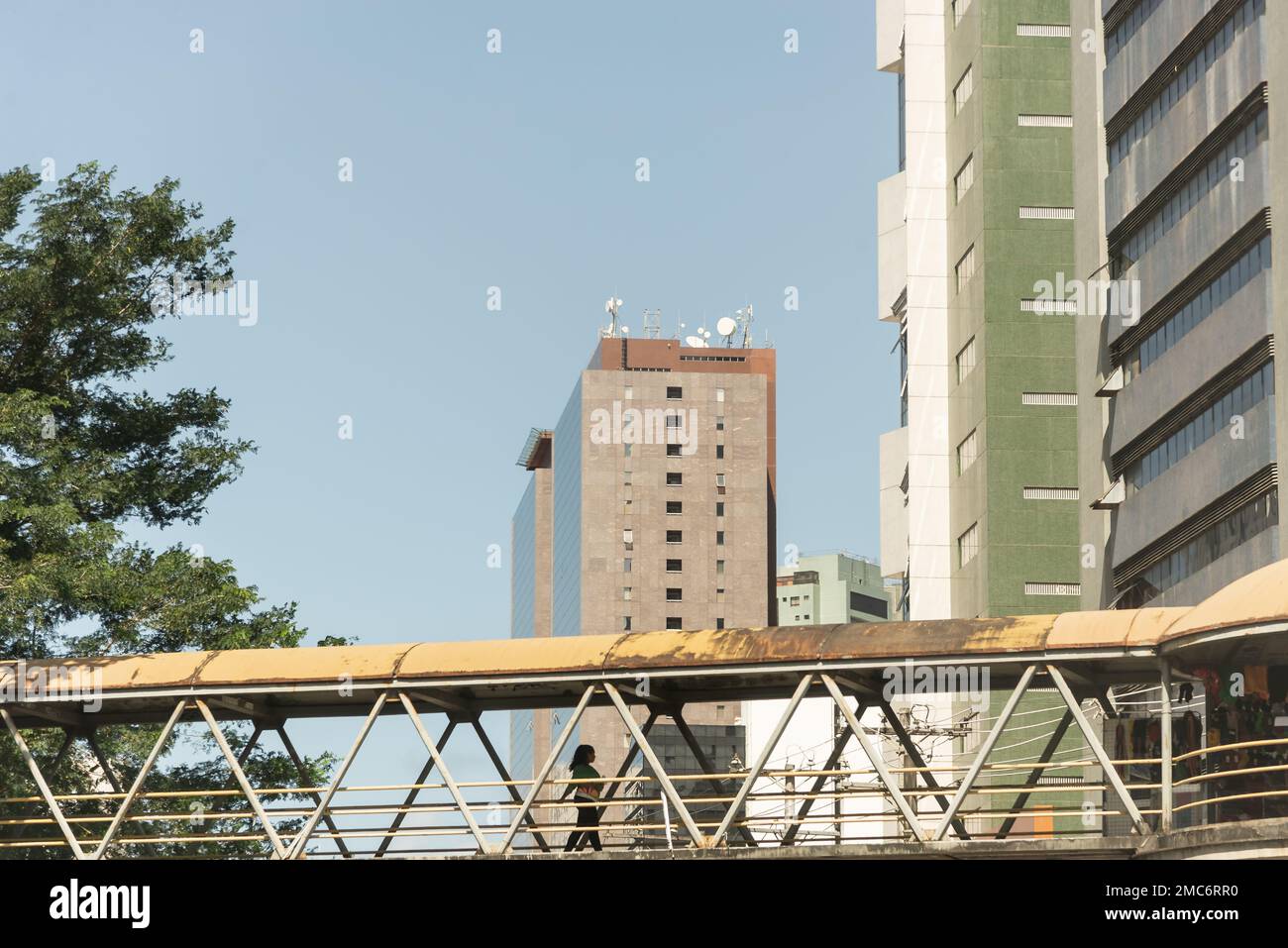 Salvador, Bahia, Brasile - 06 maggio 2022: Una persona che attraversa il passaggio pedonale nel centro di Salvador, Brasile. Foto Stock