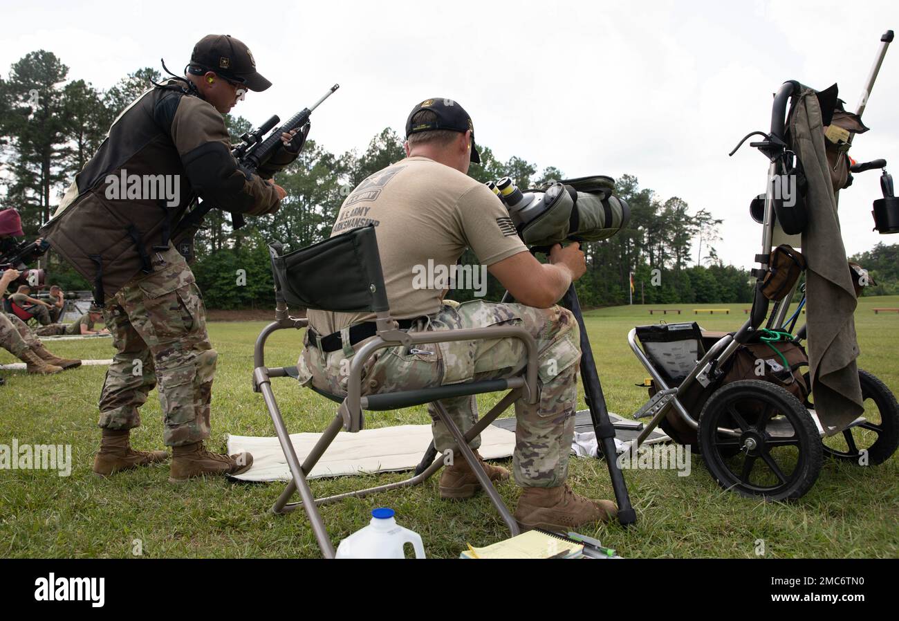 Jarrod McGaffic si prepara per un rapido incendio, incline a stare in piedi durante i Campionati Interservice Rifle 61st a Quantico, Virginia. Il West Milton, Ohio nativo, è un istruttore di marcature/sparatutto competitivo per gli Stati Uniti Esercito Marksmanship Unit Service Rifle Team di Fort Benning, Georgia. Ha ottenuto la vittoria della partita a lungo raggio (partite da 600 e 1000 iarde) con il suo punteggio complessivo di 398-20x, battendo oltre 80 altri membri del servizio di tutto il Dipartimento della Difesa. STATI UNITI Foto dell'esercito di Michelle Lunato) Foto Stock