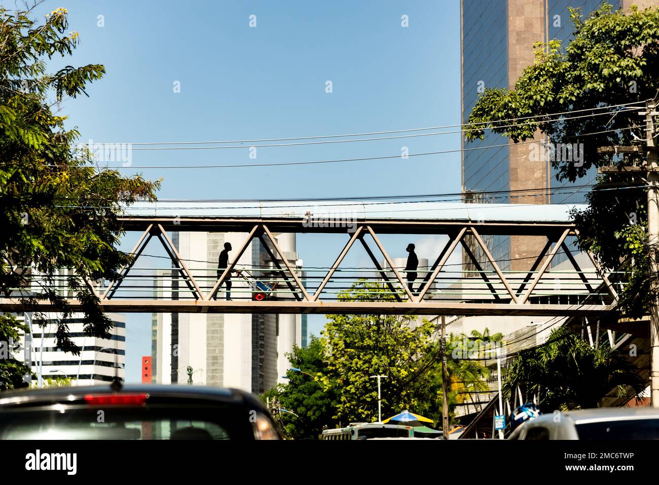 Salvador, Bahia, Brasile - 06 maggio 2022: Pedoni stanno attraversando un ponte pedonale nel centro della città di Salvador, Brasile. Foto Stock