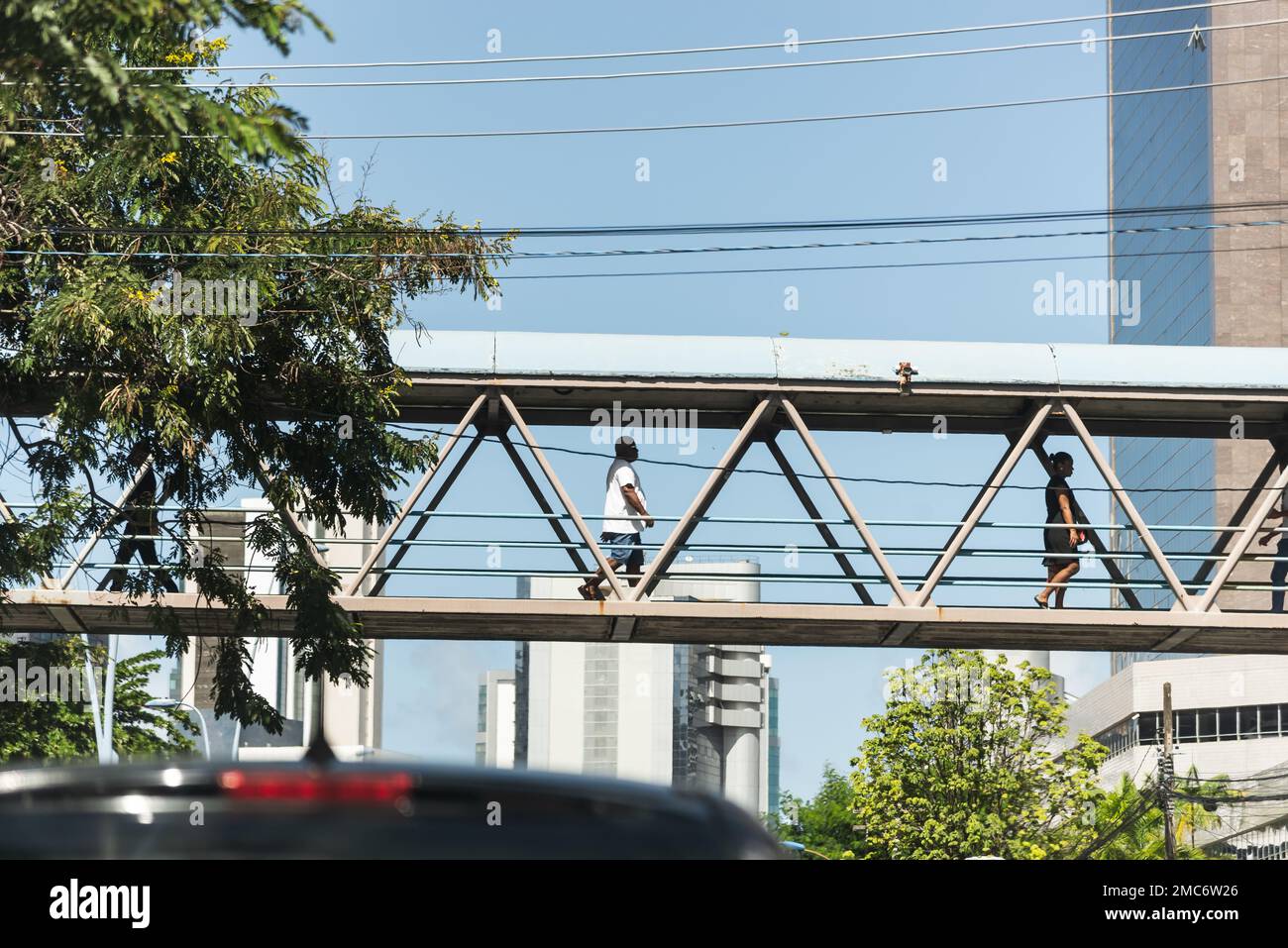 Salvador, Bahia, Brasile - 06 maggio 2022: Pedoni stanno attraversando un ponte pedonale nel centro della città di Salvador, Brasile. Foto Stock