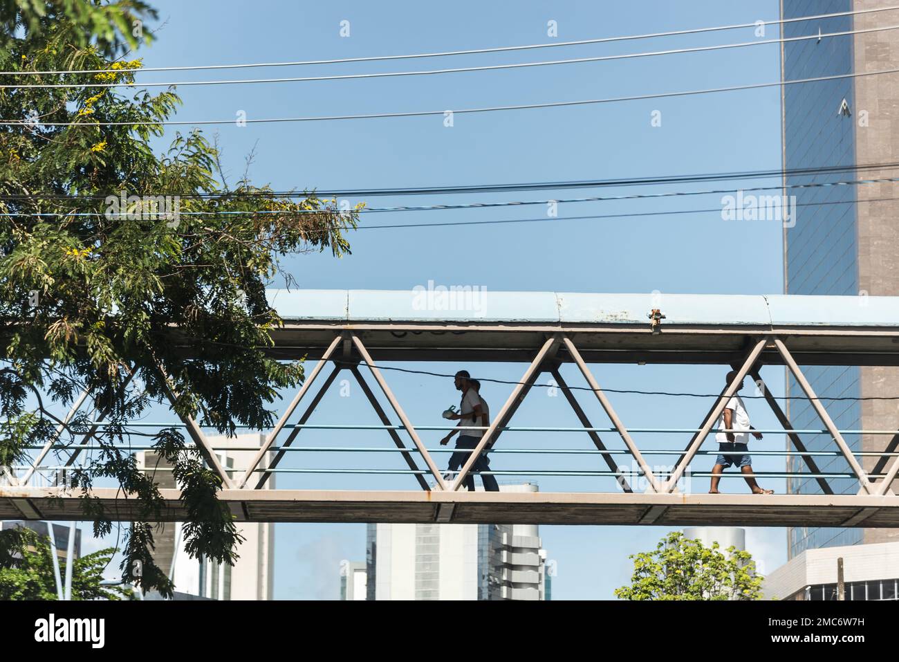 Salvador, Bahia, Brasile - 06 maggio 2022: Tre persone stanno attraversando il passaggio pedonale nel centro della città di Salvador, Brasile. Foto Stock