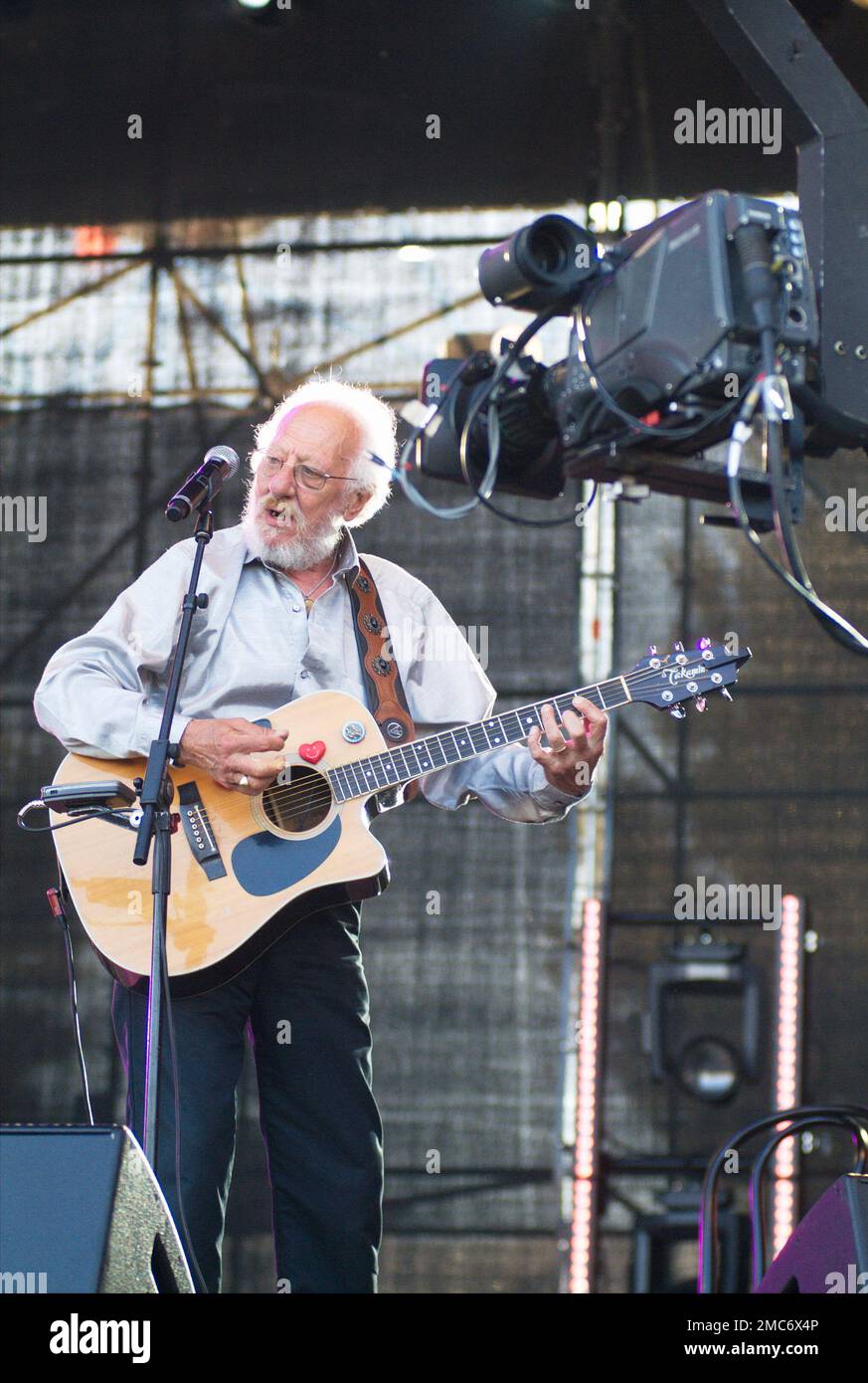 Vienna, Austria. Giugno 27, 2010. Il gruppo di musica folk irlandese di Dublino al Festival dell'Isola del Danubio a Vienna. La foto mostra Eamonn Campbell Foto Stock