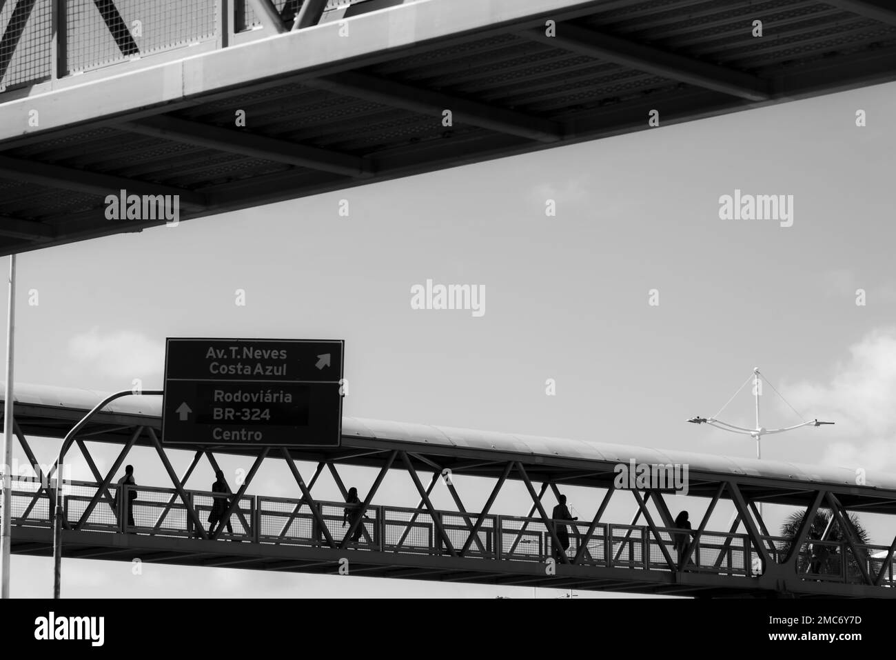 Salvador, Bahia, Brasile - 06 maggio 2022: Fotografia in bianco e nero dei pedoni che attraversano la passerella nel centro di Salvador, Brasile. Foto Stock