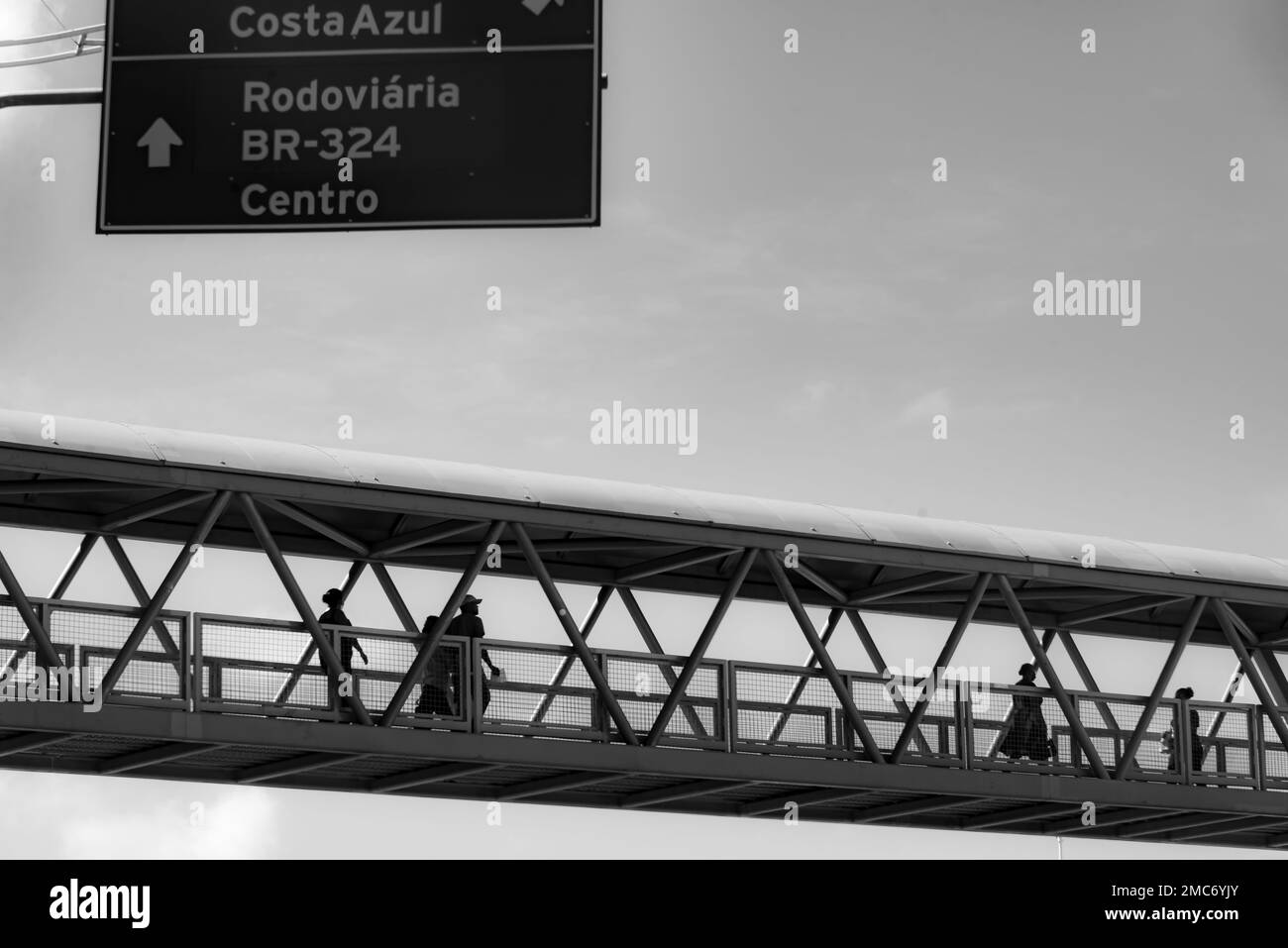 Salvador, Bahia, Brasile - 06 maggio 2022: Fotografia in bianco e nero dei pedoni che attraversano la passerella nel centro di Salvador, Brasile. Foto Stock