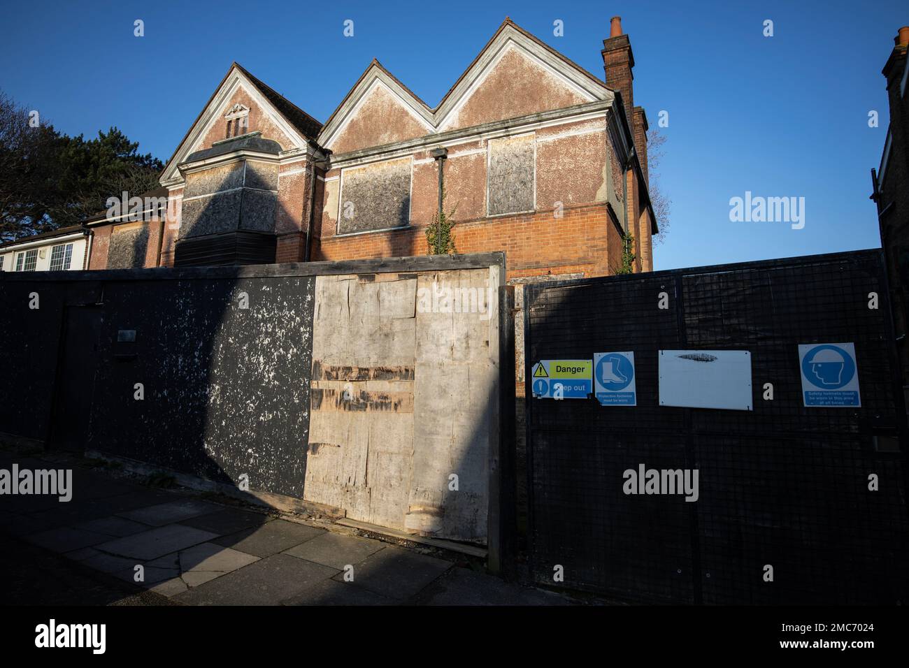 Abitata grande casa a Wimbledon in fase di preparazione per un progetto di costruzione con la guardia che circonda l'esterno, Londra, Inghilterra, Regno Unito Foto Stock