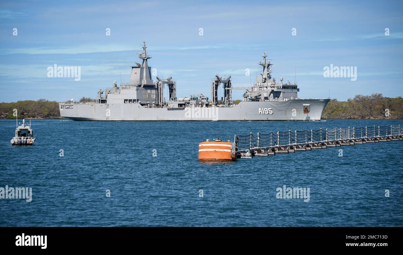 220626-N-EE352-2037 PEARL HARBOR (25 giugno 2022) – la nave HMAS Supply (A 195) della Royal Australian Navy arriva alla base comune Pearl Harbor-Hickam per partecipare all'esercizio 2022 Rim of the Pacific (RIMPAC). Ventisei nazioni, 38 navi, quattro sottomarini, più di 170 aerei e 25.000 personale partecipano al RIMPAC dal giugno 29 al 4 agosto nelle isole hawaiane e nella California meridionale. Il più grande esercizio marittimo internazionale del mondo, RIMPAC offre un’opportunità di formazione unica, promuovendo e sostenendo le relazioni di cooperazione tra i partecipanti critici Foto Stock