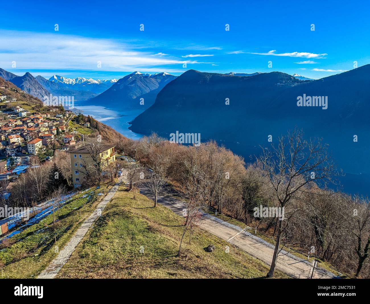 Lugano, Svizzera. Splendida vista aerea della città svizzera, circondata da lago e montagne. Foto Stock