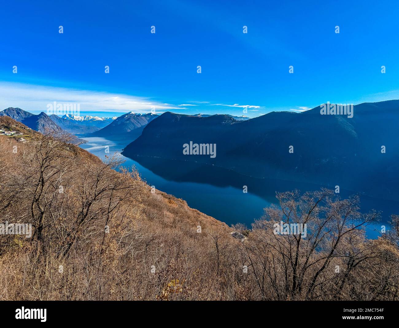 Lugano, Svizzera. Splendida vista aerea della città svizzera, circondata da lago e montagne. Foto Stock